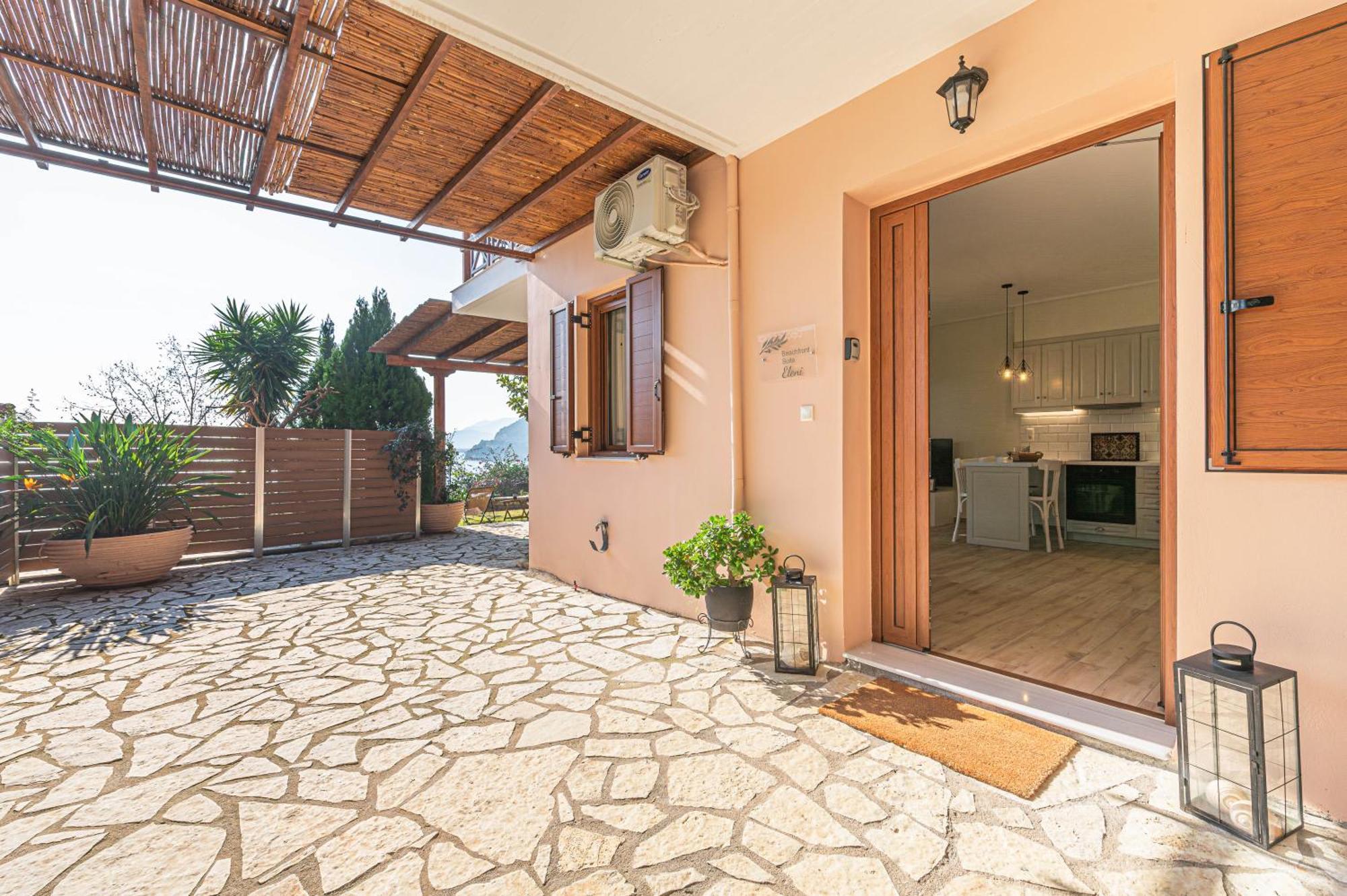 Paralio Astros Beachfront Suites Ксиропигадо Экстерьер фото