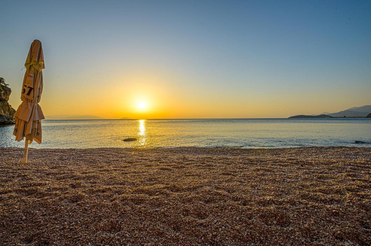 Paralio Astros Beachfront Suites Ксиропигадо Экстерьер фото